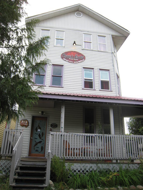 Poppi'S Guesthouse Revelstoke Zewnętrze zdjęcie