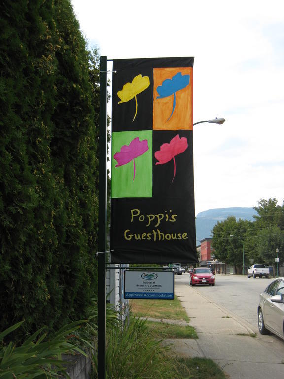Poppi'S Guesthouse Revelstoke Zewnętrze zdjęcie